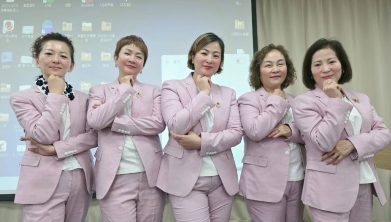 直銷新聞網--蔡宜容、李芷逸、李婉萍、李婷蓁、黃鳳英（左起）5位顧問，是財富四步驟系統的關鍵示範。