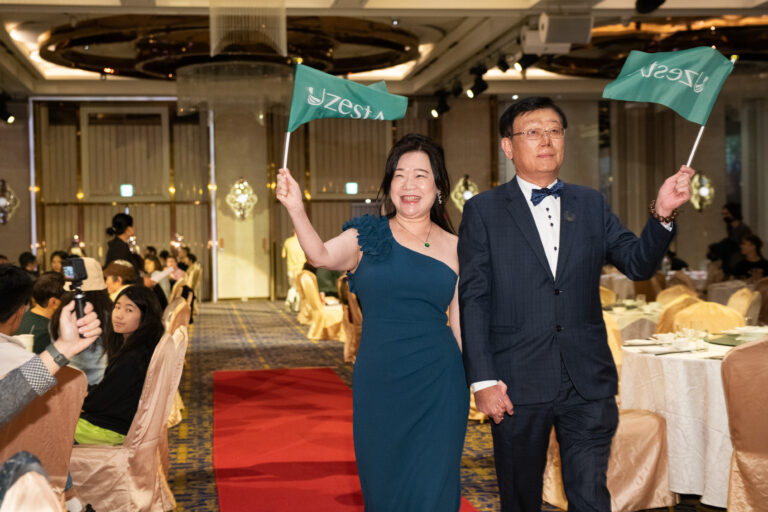 直銷新聞網--詹子萱曾經每天晚上想像這一刻，站在大型會場，紅毯一路鋪向舞台。